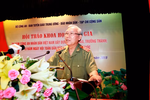 Thượng tướng Nguyễn Văn Hưởng, nguyên Ủy viên Trung ương Đảng, nguyên Thứ trưởng Bộ Công an phát biểu tham luận tại Hội thảo. Thượng tướng Nguyễn Văn Hưởng, nguyên Ủy viên Trung ương Đảng, nguyên Thứ trưởng Bộ Công an phát biểu tham luận tại Hội thảo.