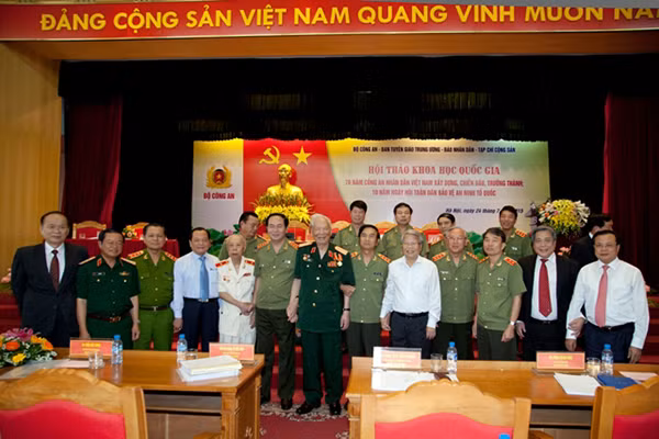Nguyên Chủ tịch nước Lê Đức Anh, Nguyên Chủ tịch nước Trần Đức Lương, Bộ trưởng Trần Đại Quang, Bí thư Thành ủy TP HCM Lê Thanh Hải và các đại biểu dự Hội thảo. Nguyên Chủ tịch nước Lê Đức Anh, Nguyên Chủ tịch nước Trần Đức Lương, Bộ trưởng Trần Đại Quang, Bí thư Thành ủy TP HCM Lê Thanh Hải và các đại biểu dự Hội thảo.