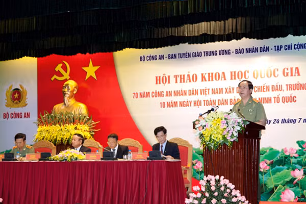 Đại tướng, GS.TS Trần Đại Quang, Ủy viên Bộ Chính trị, Bộ trưởng Bộ Công an phát biểu chỉ đạo Hội thảo. Đại tướng, GS.TS Trần Đại Quang, Ủy viên Bộ Chính trị, Bộ trưởng Bộ Công an phát biểu chỉ đạo Hội thảo.
