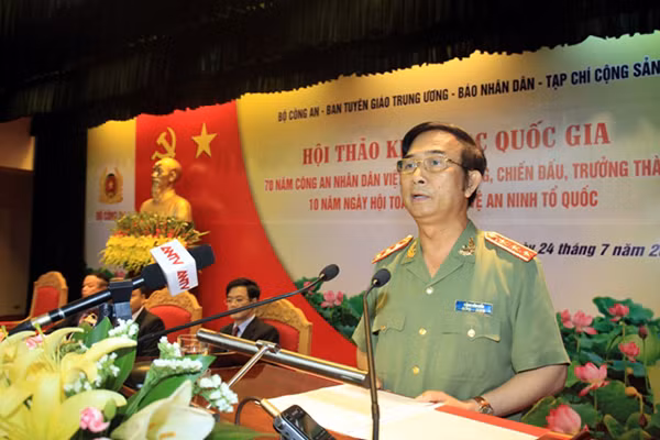 Thượng tướng Đặng Văn Hiếu, UVTW Đảng, Thứ trưởng Thường trực Bộ Công an đọc thư của đồng chí Đỗ Mười, nguyên Tổng Bí thư Ban Chấp hành Trung ương Đảng Cộng sản Việt Nam gửi đến Hội thảo. Thượng tướng Đặng Văn Hiếu, UVTW Đảng, Thứ trưởng Thường trực Bộ Công an đọc thư của đồng chí Đỗ Mười, nguyên Tổng Bí thư Ban Chấp hành Trung ương Đảng Cộng sản Việt Nam gửi đến Hội thảo.