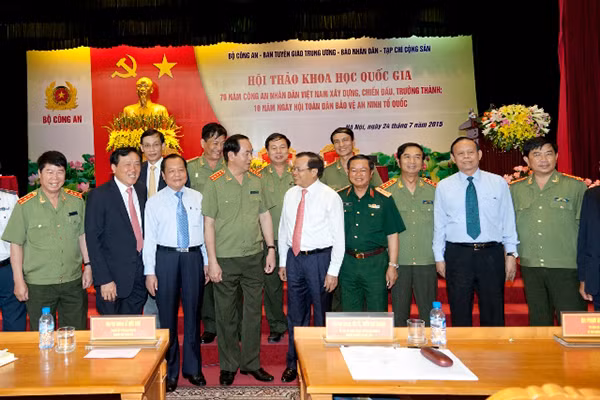 Đại tướng, GS.TS Trần Đại Quang, Ủy viên Bộ Chính trị, Bộ trưởng Bộ Công an; đồng chí Phạm Quang Nghị, Ủy viên Bộ Chính trị, Bí thư Thành ủy Hà Nội; đồng chí Lê Thanh Hải, Ủy viên Bộ Chính trị, Bí thư Thành ủy TP HCM và các đại biểu tham dự Hội thảo. Đại tướng, GS.TS Trần Đại Quang, Ủy viên Bộ Chính trị, Bộ trưởng Bộ Công an; đồng chí Phạm Quang Nghị, Ủy viên Bộ Chính trị, Bí thư Thành ủy Hà Nội; đồng chí Lê Thanh Hải, Ủy viên Bộ Chính trị, Bí thư Thành ủy TP HCM và các đại biểu tham dự Hội thảo.