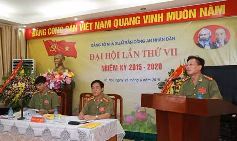 Đại tá Nguyễn Hồng Thái, Bí thư Đảng ủy nhiệm kỳ 2010- 2015, Giám đốc - Tổng Biên tập Nhà xuất bản CAND phát biểu tại Đại hội.