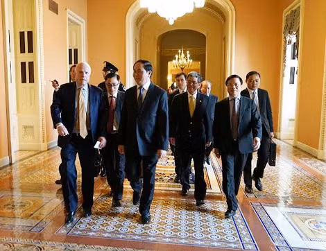 Thượng nghị sĩ John McCain cùng Đoàn Bộ Công an Việt Nam tham quan trụ sở Quốc hội Hoa Kỳ.