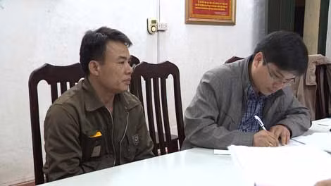 Đối tượng Thành (bên trái) tại cơ quan Công an.