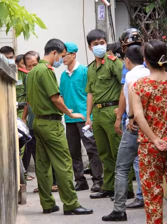 Lực lượng pháp y và Công an đang khám nghiệm và điều tra nguyên nhân cái chết bất thường của nạn nhân Long Lực lượng pháp y và Công an đang khám nghiệm và điều tra nguyên nhân cái chết bất thường của nạn nhân Long