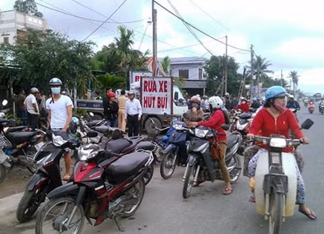 Rất đông người hiếu kỳ tụ tập bàn tán về cái chết bất thường của công an viên Trương Văn Tâm.
