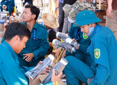 Các thành viên đội tuyển Việt Nam đang chuẩn bị pháo cho màn trình diễn hứa hẹn sẽ đẳng cấp hơn, ấn tượng hơn mang tên "Bản giao hưởng sắc màu".