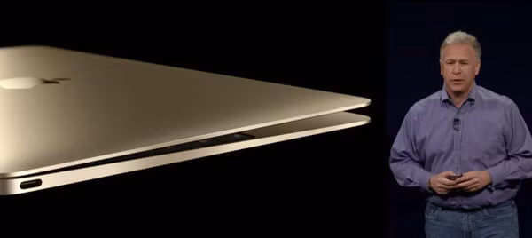 Cũng trong sự kiện này Apple công bố loại MacBook mới. Trong ảnh là Phó Chủ tịch phụ trách marketing của Apple Phil Schiller đang giới thiệu về loại Mac Book mới màu vàng.