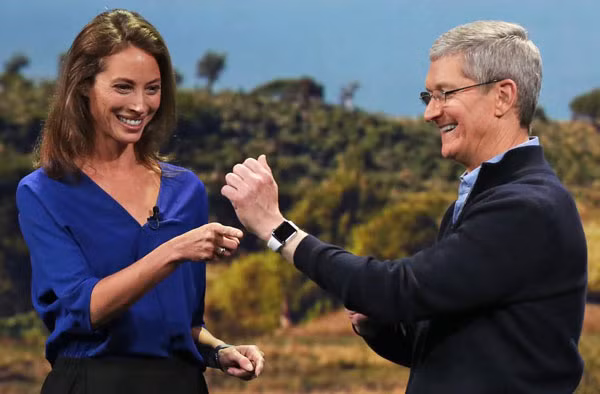 Người mẫu Christy Turlington Burn và CEO Tim Cook trong lễ ra mắt của Apple Watch.