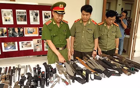 Thứ trưởng Lê Quý Vương kiểm tra tang vật các vụ án hình sự do Công an TP Hà Nội thu giữ.