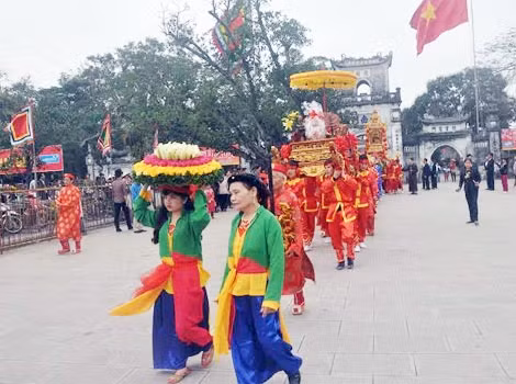 Lễ rước kiệu Ngọc Lộ được phục dựng tại lễ khai ấn đền Trần năm nay.