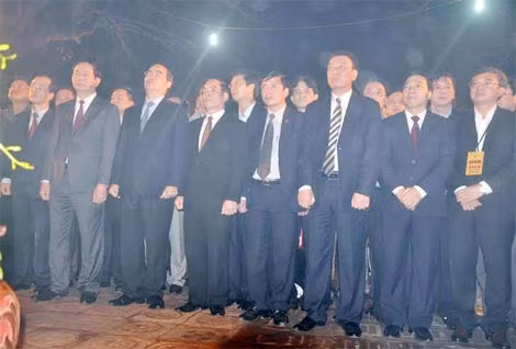 Đại tướng Trần Đại Quang, Ủy viên Bộ Chính trị, Bộ trưởng Bộ Công an; đồng chí Nguyễn Thiện Nhân, Ủy viên Bộ Chính trị, Chủ tịch Ủy ban TW MTTQ Việt Nam cùng đông đảo người dân dự lễ khai ấn đền Trần 2015. Đại tướng Trần Đại Quang, Ủy viên Bộ Chính trị, Bộ trưởng Bộ Công an; đồng chí Nguyễn Thiện Nhân, Ủy viên Bộ Chính trị, Chủ tịch Ủy ban TW MTTQ Việt Nam cùng đông đảo người dân dự lễ khai ấn đền Trần 2015.