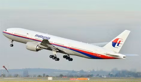 Hình ảnh năm 2011 tại phi trường Charles de Gaulle của chiếc máy bay bị mất tích năm 2014 khi bay với số hiệu MH370 (Wikipedia).