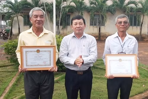 Đại diện UBND huyện Vĩnh Cửu trao bằng khen cho ông Long (trái) và ông Lân (phải). Ảnh: VNE.