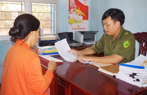 Anh Thương niềm nở tiếp dân.