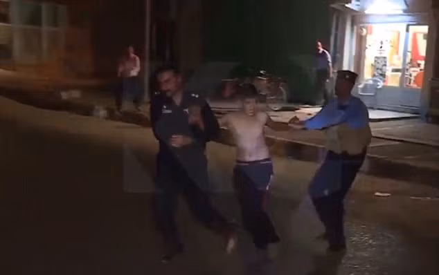 Cảnh sát Iraq áp giải nghi phạm khủng bố đến cơ quan điều tra