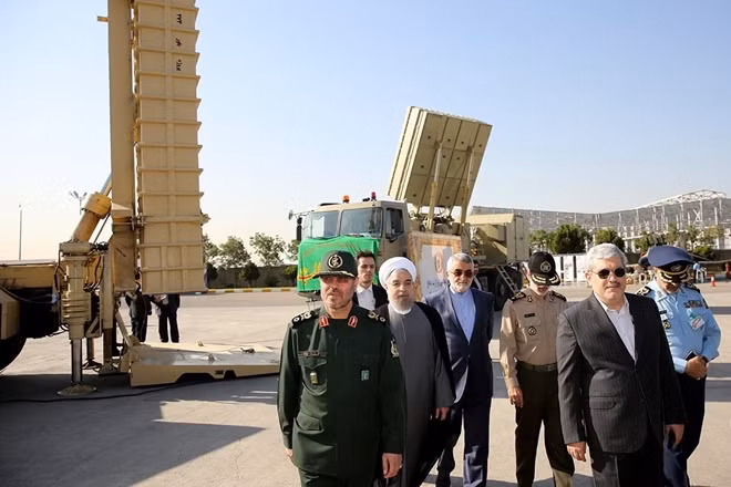 Lãnh đạo Iran kiểm tra tính sẵn sàng chiến đấu của Bavar 373