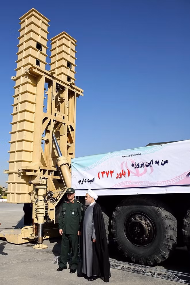 Tổng thống Rouhani và Bộ trưởng Quốc phòng Iran Dehqan chup ảnh lưu niệm bên hê thống tên lửa Bavar 373 mới