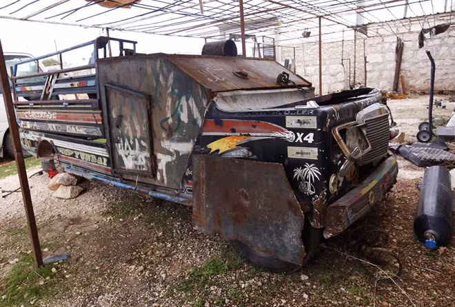 Một xe quân sự tự tạo có tên gọi Sham 1 của Quân đội Syria Tự do ở Khan Al Assal vào ngày 10-11-2012 (Ảnh: Reuters)