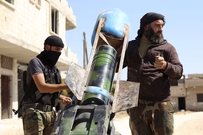 Các chiến binh Quân đội Syria Tự do chuẩn bị phóng rocket tự tạo về phía Quân đội chính phủ ở thị trấn Mork vào ngày 16-5-2014 (Ảnh: Reuters)