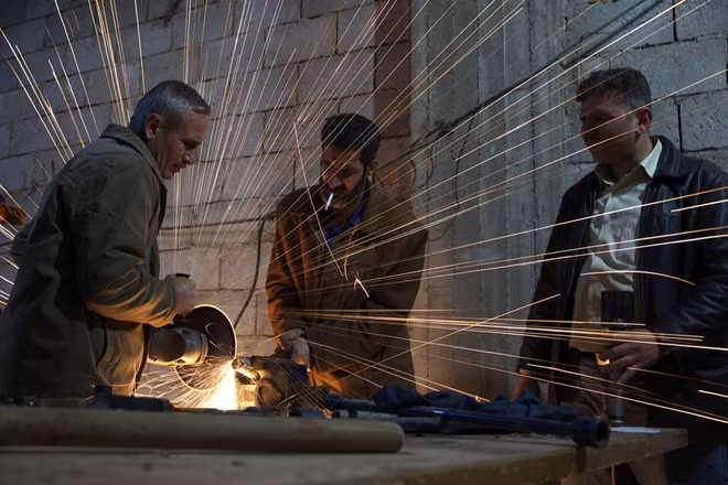 Các thành viên Quân đội Syria Tự do đang nâng cấp một quả đạn pháo tự tạo ở Deir al Zor vào ngày 8-3-2013 (Ảnh: Reuters)