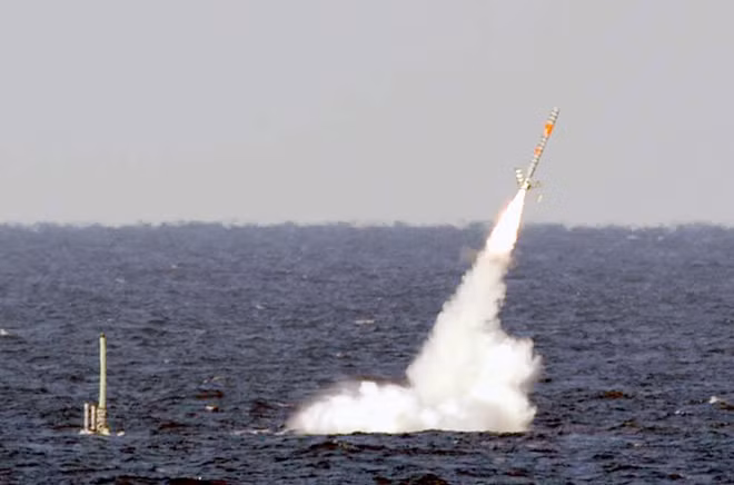 Tàu ngầm USS Louisville có thể thực hiện các vụ tấn công chính xác từ lòng biển bằng tên lửa Tomahawk