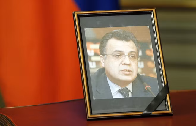 Di ảnh nhà ngoại giao-Anh hùng Nga Andrei Karlov (Ảnh: TASS)