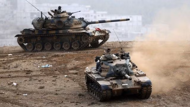 Xe tăng Thổ Nhĩ Kỳ vượt biên giới Syria tấn công IS và lực lượng Kurd