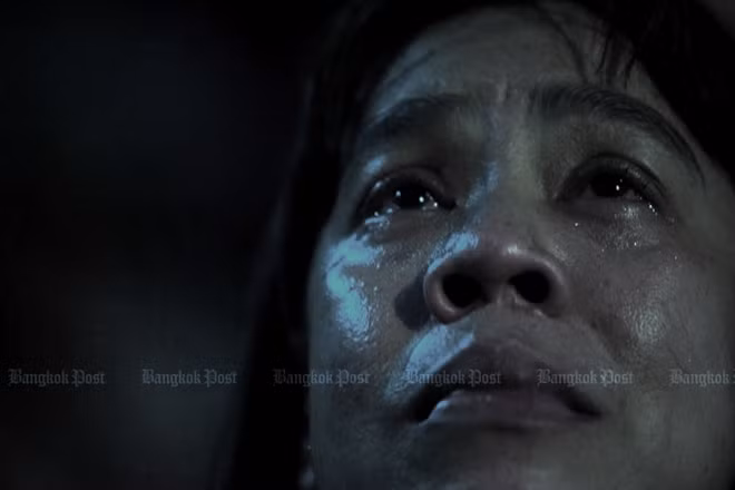 Một người phụ nữ Thái Lan khóc thương Vị Vua đáng kính