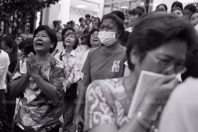 Người dân Thái Lan bàng hoàng đau xót khi Đức Vua tân băng hà