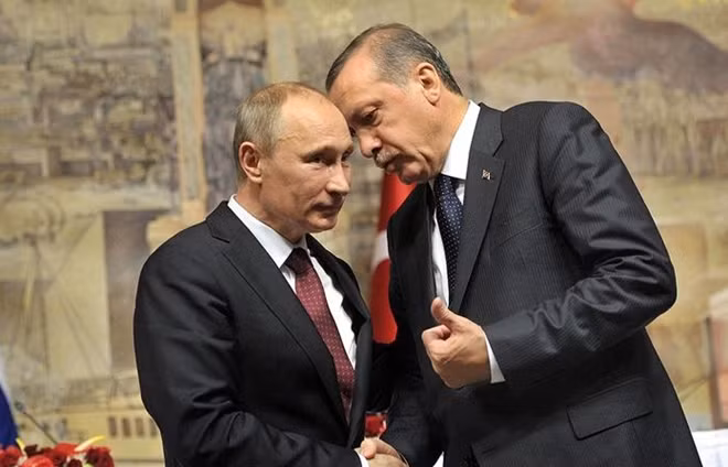 Tổng thống Nga Putin (trái) và Tổng thống Thổ Nhĩ Kỳ Erdogan