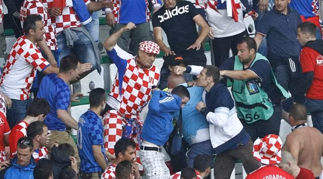 CĐV Croatia "làm loạn" trong trận gặp Cộng hòa Czech.