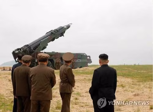 Ông Kim Jong un đang giám sát một vụ phóng thử tên lửa vào ngày 23-6 (Ảnh: Yonhap)