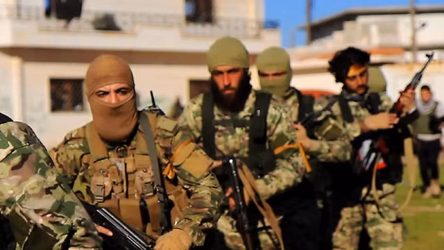 Al Nusra đã tuyên bố "cắt đứt" quan hệ với Al Qaeda. Al Nusra đã tuyên bố "cắt đứt" quan hệ với Al Qaeda.