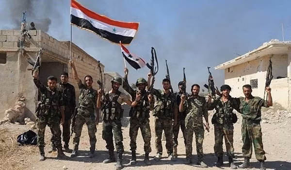 Quân đội Syria mừng chiến thắng sau khi đánh bật nhóm khủng bố IS ra khỏi thành cổ Palmyra vào ngày 12-12
