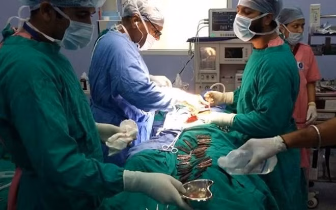 Các bác sĩ Ấn Độ đang tiến hành ca phẫu thuật...