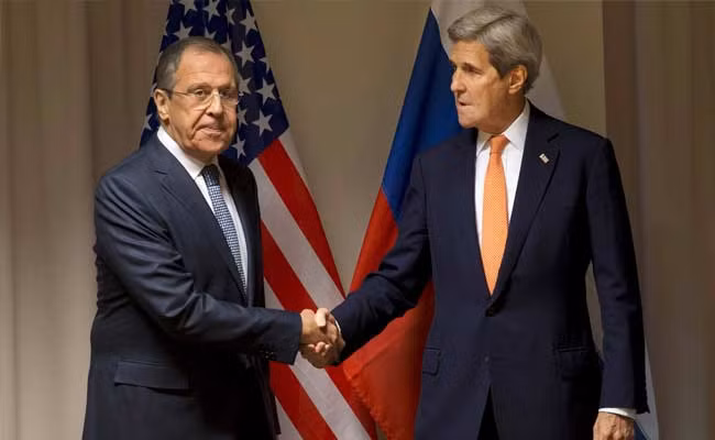 Ngoại trưởng Nga Lavrov (trái) và Ngoại trưởng Mỹ John Kerry