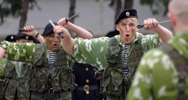 Sử dụng thành thạo các loại vũ khí và giỏi võ là yêu cầu hàng đầu đối với Hải quân Nga (Ảnh: Bộ Quốc phòng Nga)