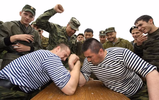 Các chiến sĩ Hải quân Nga vui vẻ tham gia trò vật tay để rèn luyện sức khỏe và tăng cường tinh thần đồng đội