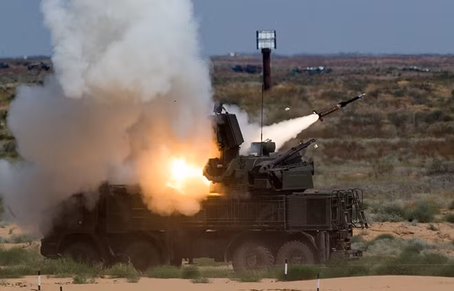 Một hệ thống tên lửa Pantsir phô sức mạnh (Ảnh: TASS)