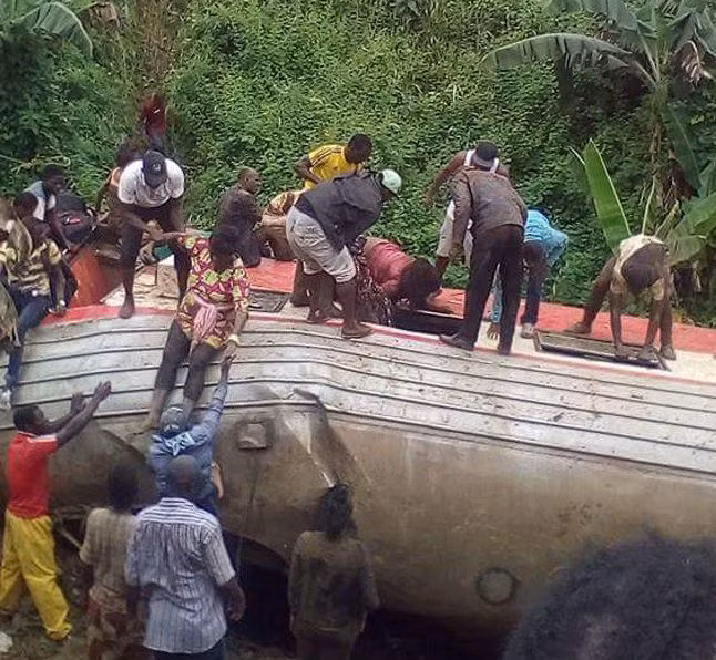 Người dân đang đưa nạn nhân bị thương ra khỏi toa xe bị lật (Ảnh: AFP) Người dân đang đưa nạn nhân bị thương ra khỏi toa xe bị lật (Ảnh: AFP)