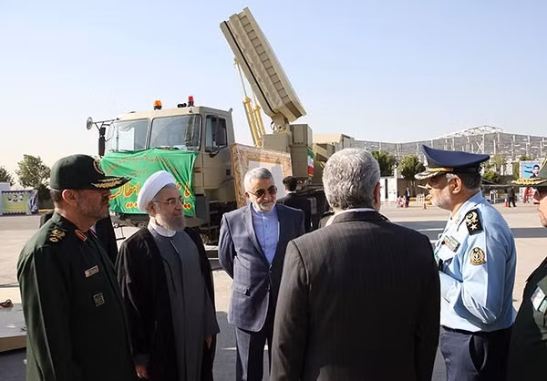 Ông Rouhani (đầu đội khăn xếp trắng) nói chuyện với các quan chức Bộ quốc phòng và kỹ sư Iran