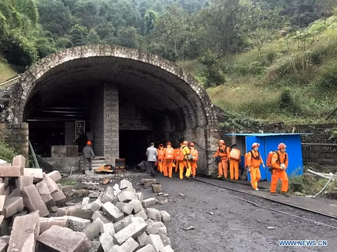 Đội cứu nạn đang tìm kiếm 18 công nhân bị mất tích (Ảnh: News.cn)