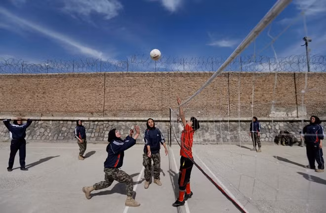 Các nữ tân binh Afghanistan đánh bóng chuyền rèn luyện sức khỏe (Ảnh: Reuters)