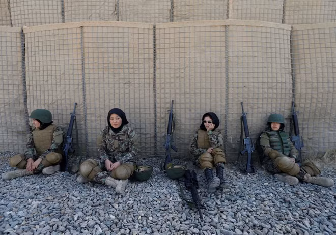 Các nữ tân binh Afghanistan nghỉ ngơi sau giờ huấn luyện (Ảnh: Reuters)