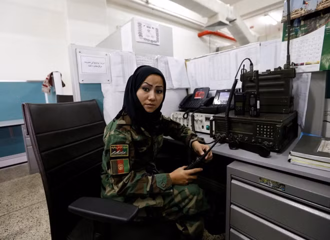Thiếu úy Syan, 24 tuổi đang làm việc trong phòng thông tin Bộ Quốc phòng Afghanistan (Ảnh: Reuters)