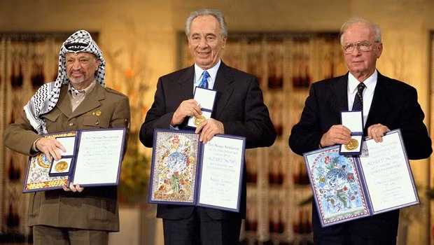 Arafat-Peres và Rabin cùng nhận giải Nobel Hòa bình năm 1994 (Ảnh: EPA)