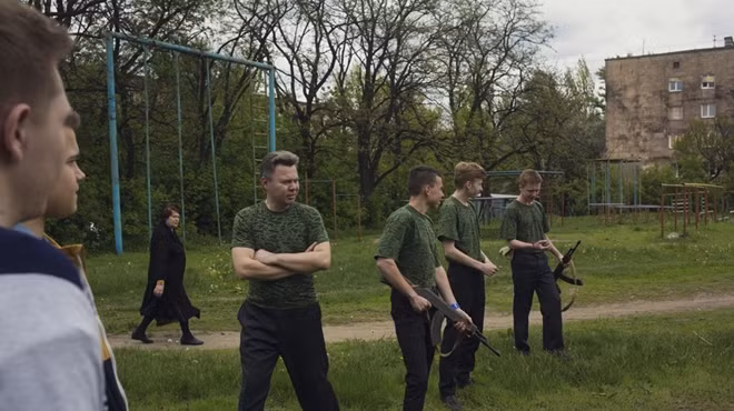 Các học sinh nam đang tham gia lớp học "bảo vệ Cộng hòa Nhân dân Donetsk"
