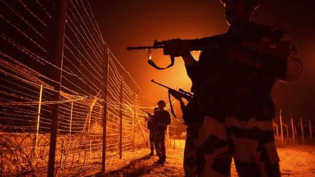 Quân đội Ấn Độ-Pakistan giao chiến từ đêm 29 đến sáng 30-10 (Ảnh: AFP)
