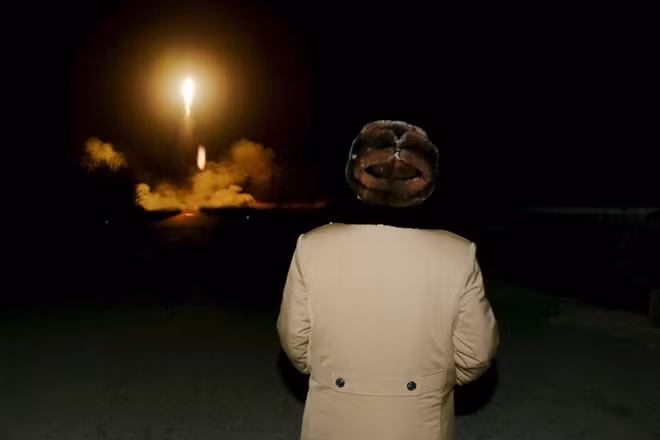 Chủ tịch Triều Tiên Kim Jong un trực tiếp chỉ đạo và giám sát vụ thử tên lửa